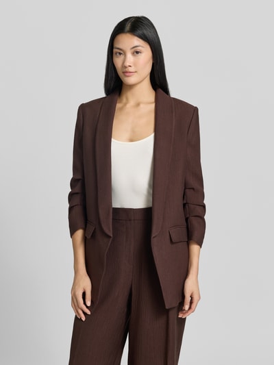 Modelka nosi Regular Fit Blazer in Crinkle-Optik od MORE, Mieszanka wiskozy, szalowy kołnierz, Kieszenie z patką, krój regular fit, Długość tyłu w rozmiarze 36: 71 cm, Szerokość w rozmiarze 36: 46 cm, Długość rękawów w rozmiarze 36: 47 cm, brąz, tekstura z efektem marszczenia, widok całej sylwetki z przodu