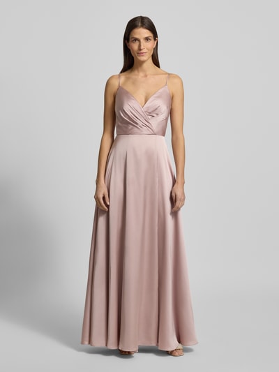 Frauenmodel trägt Regular Fit Abendkleid in Wickel-Optik von Luxuar aus Satin mit Spaghettiträger, Reißverschluss, rosa Farbton, Ganzkörperansicht von vorne. Rückenlänge bei Größe 36: 131 cm, Brustweite: 34 cm.