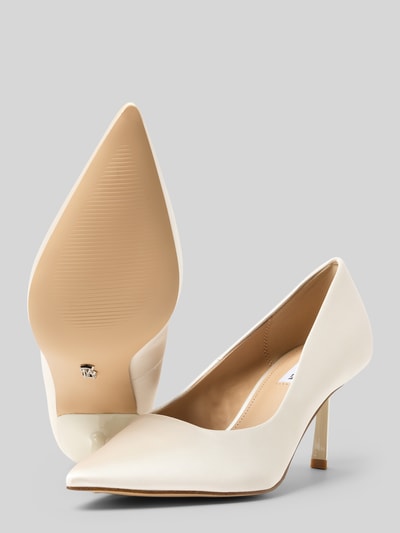 Produktfoto, czółenka w spiczystym kroju model 'Vivion' od Steve Madden, satyna, obcas szpilka 9 cm, wysokość cholewki 7 cm, szerokość 4 cm