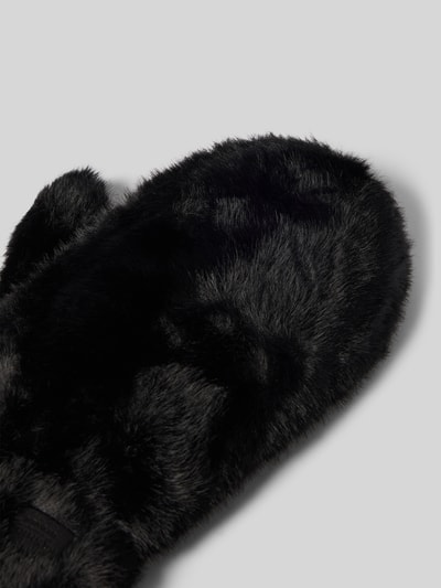 Produktfoto, schwarze Handschuhe aus Kunstfell mit Label-Detail von Kurt Beines, weiche Textur, Damen Handschuhe, Fäustlinge.