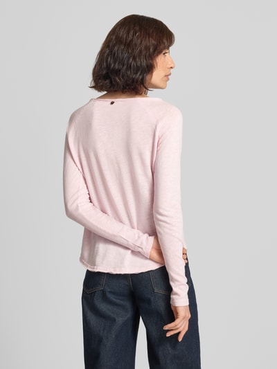 Frauenmodel trägt Longleeve mit Rollsaum und Raglanärmeln von Rich & Royal in zartem Rosa, reine Baumwolle, Regular Fit, Rückansicht Ganzkörperansicht.