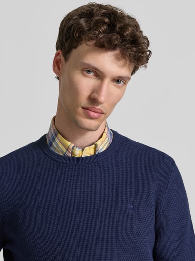 Männermodel trägt Regular Fit Sweatshirt aus Baumwoll-Mix von Polo Ralph Lauren, Optik: Unifarben, Struktur, Logo-Stitching, Rundhals, Langarm, Materialverarbeitung: Sweat, Nahaufnahme Oberkörper.