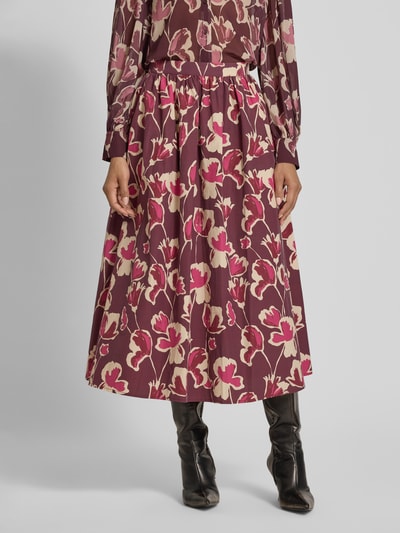 Frauenmodel trägt Regular Fit Midirock in A-Linie von Jake*s Collection aus Baumwoll-Mix mit floralem Allover-Print, Nahaufnahme Oberkörper.