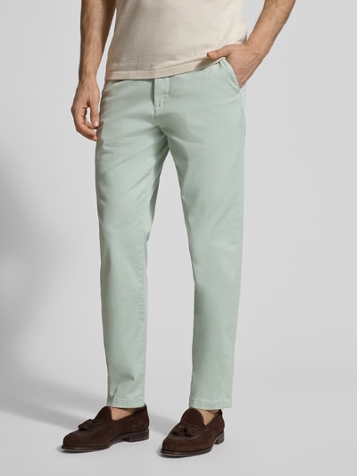 Mannenmodel draagt Slim Fit Chino aus Baumwoll-Mix van SELECTED HOMME in effen kleuren katoenmix, steekzakken, knoop- en ritssluiting, mid rise, slim fit pasvorm. Nahaufnahme onderlichaam.