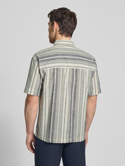Männermodel trägt Loose Fit Freizeithemd aus reiner Baumwolle von Tom Tailor Denim, Optik:Allover-Muster, gestreift, Kurzarm, Ganzkörperansicht Rückansicht.