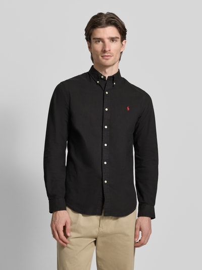 Mężczyzna nosi Slim Fit Freizeithemd aus reiner Baumwolle von Polo Ralph Lauren, czarna bawełna, logo, krój slim fit, widok z przodu, zdjęcie całej sylwetki.