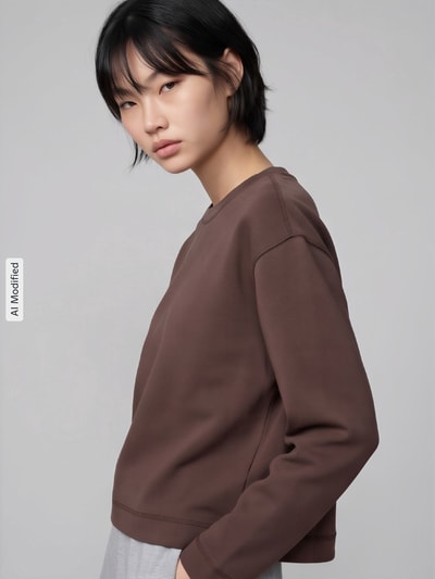 Frauenmodel trägt Relaxed Fit Sweatshirt aus Modal-Mix von s.Oliver RED LABEL in Braun mit glatter Textur, Nahaufnahme Oberkörper, KI-modifiziertes Bild
