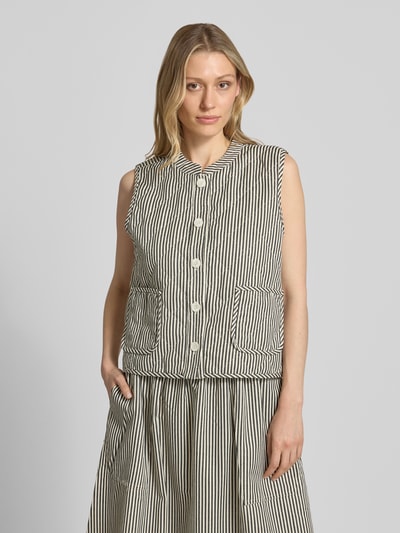 Frauenmodel trägt Steppweste mit aufgesetzten Taschen Modell 'Cairo' von LOLLYS LAUNDRY im Baumwoll-Mix, Allover-Look, Regular-Fit, Knopfleiste, Stehkragen, ganzkörperansicht von vorne.