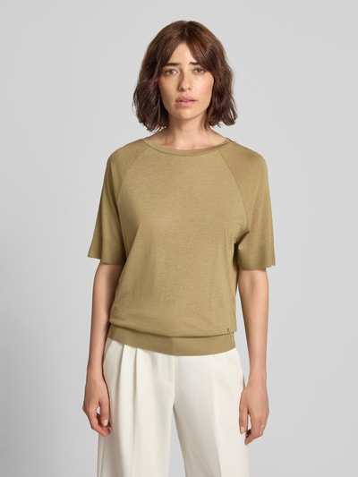 Frauenmodel trägt T-Shirt aus Lyocell-Baumwoll-Mix mit Rundhalsausschnitt von Luisa Cerano in Beige, Regular Fit, kurze Ärmel, Nahaufnahme Oberkörper.