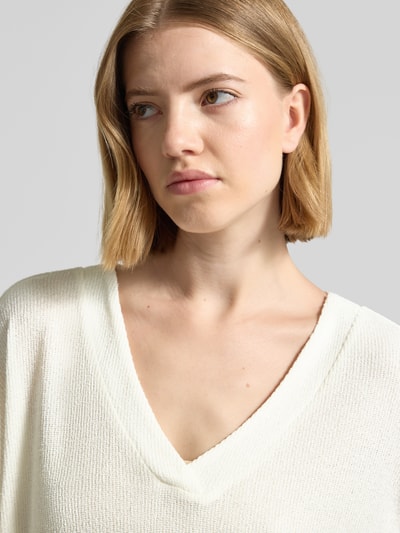 Frauenmodel trägt Strickshirt mit V-Ausschnitt Modell 'Delia' von Soyaconcept, Viskose-Mix mit Stretch-Anteil, Relaxed-Fit, Nahaufnahme Oberkörper.