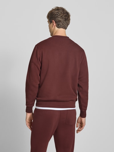 Männermodel trägt Regular Fit Sweatshirt aus katoenmix Model 'Soho' van JACK & JONES, logoprint, ronde hals, elastische boordjes, ruglengte maat M 65 cm, mouwlengte maat M 66 cm, Ganzkörperansicht Rückansicht.
