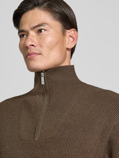 Männermodel trägt Regular Fit Troyer aus Viskose-Mix von Jake*s Studio Men in Braun mit Reißverschluss und Rippstruktur, Nahaufnahme Oberkörper.