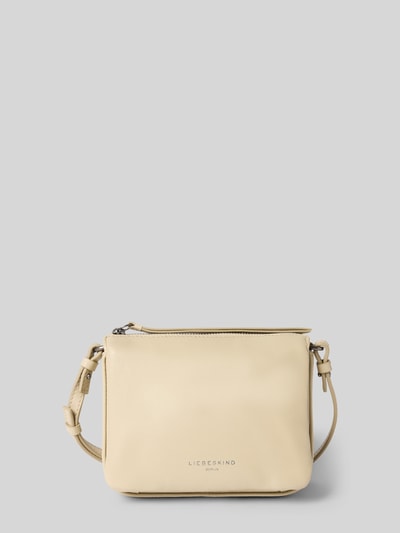 Produktfoto, Crossbody Bag mit Logo-Prägung Modell 'Nina' von LIEBESKIND BERLIN aus beigem Leder, rechteckige Form, glatte Oberfläche, verstellbarer Schulterriemen, geteiltes Hauptfach mit Reißverschluss, Maße 18x13x7 cm, neutrale Farben, dezente Struktur.