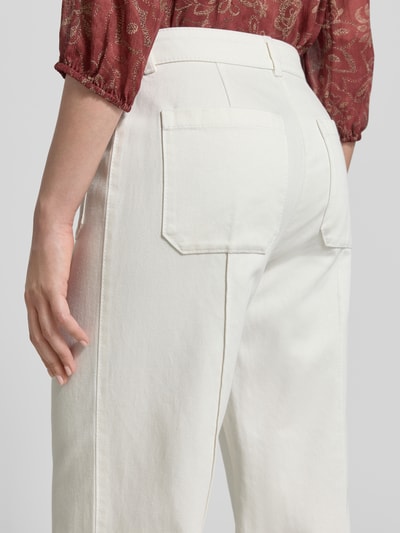 Kobieta nosi Jeans mit Längsnähten und aufgesetzten Taschen von Jake*s Collection, mieszanka bawełny i lyocellu, widok z tyłu zbliżenie.