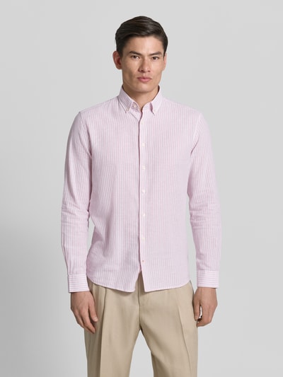 Männermodel trägt Slim Fit Freizeithemd aus Leinen-Mix Modell 'Stone' von CINQUE, Beige, Rosa, leichte Struktur, Ganzkörperansicht von vorne, Button-Down-Kragen, langärmeliges Design, durchgängige Knopfleiste, Rückenlänge bei Größe M 67 cm, Schulterbreite 43 cm, Ärmellänge 66 cm, Baumwoll-Anteil.