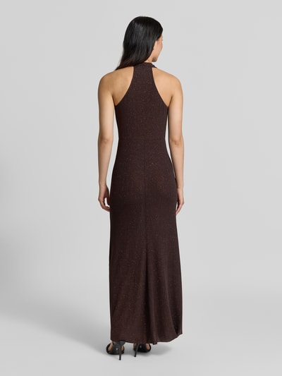 Frauenmodel trägt Slim Fit Abendkleid in Glitzer-Optik von Rinascimento in Dunkelbraun, ärmellos, elastischer Material-Mix, Ganzkörperansicht Rückansicht.