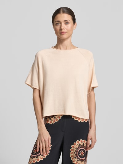 Vrouwenmodel draagt Relaxed Fit pullover met kasjmier-aandeel model 'Moeny' van Drykorn, katoenmix, tricotlook, halflange mouwen, ronde hals, kleur lichtbeige, Ganzkörperansicht von vorne.
