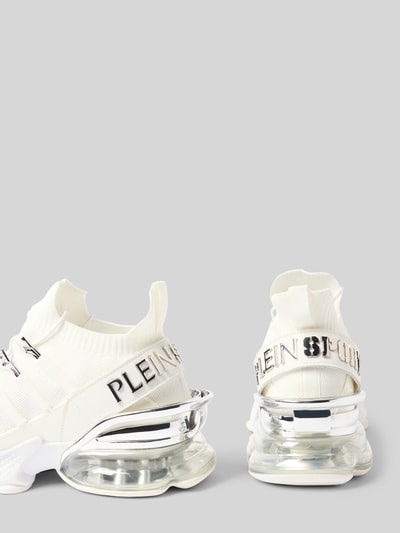 Produktfoto, Sneakersy z wiązaniem 'Sneaker mit Schnürverschluss' od PLEIN SPORT, mieszanka materiałów, zaokrąglony czubek, detal z logo, fakturowana podeszwa, wysokość obcasa 6 cm, wysokość cholewki 11 cm, szerokość cholewki 7 cm, kolor biały ze srebrnymi akcentami.