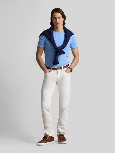 Männermodel trägt Regular Fit T-Shirt aus reiner Baumwolle von Polo Ralph Lauren in Hellblau, unifarben, Logo-Stitching, Ganzkörperansicht von vorne.
