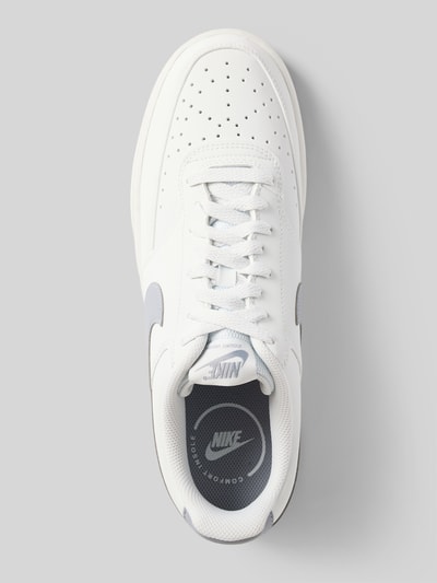 Produktfoto, Sneaker mit Logo-Detail von Nike, Herren Sneaker von Nike, weiße Glattleder-Oberfläche, runde Form, dezente graue Akzente