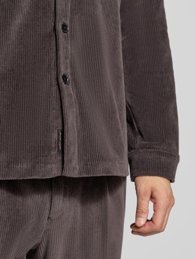 Männermodel trägt Regular Fit Overshirt mit Pattentaschen Modell 'Taylor' von Zuitable aus Baumwoll-Mix, Nahaufnahme Oberkörper.