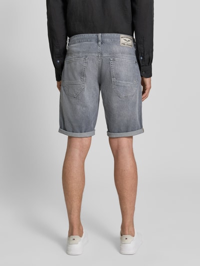 Männermodel trägt Regular Fit Jeansshorts im 5-Pocket-Design von PME Legend aus Baumwoll-Elasthan-Mix, graue Farbe, Ganzkörperansicht Rückansicht. Bundweite bei Größe 32: 43 cm, Innenbeinlänge: 25 cm.