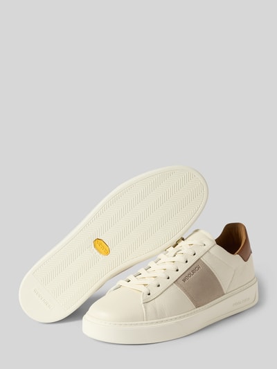 Produktfoto, Sneaker aus echtem Leder Modell 'Classic Court' von Woolrich in Weiß mit Kontrastbesatz und strukturierter Sohle, Herren Sneaker mit Schnürverschluss, Label-Schriftzug, abgerundeter Form, Absatz- und Schaftdetails in Beige und Braun, strukturierte Textur.