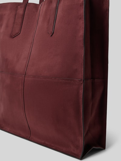 Produktfoto, Tote Bag mit Label-Detail Modell 'AMY' von LIEBESKIND BERLIN, głęboki bordowy kolor, matowa faktura, prostokątny kształt, uchwyt, główna przegroda z zapięciem na zatrzask, przegródka wewnętrzna z zamkiem błyskawicznym, szerokość 35 cm, długość 40 cm, głębokość 11 cm, pasek na ramię 60 cm.
