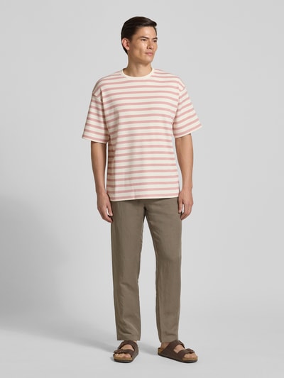 Männermodel trägt Oversized T-Shirt mit Rundhalsausschnitt Modell 'Gael' von Redefined Rebel, elastischer Material-Mix, ganzkörperansicht von vorne.