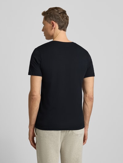 Männermodel trägt T-Shirt mit V-Ausschnitt im 2er-Pack von MCNEAL, schwarze Baumwolle, Slim-Fit, Ganzkörperansicht Rückansicht.