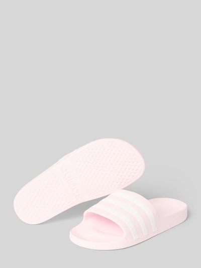 Productfoto, lichtroze Badeschuhe met label-reliëf Modell 'ADILETTE AQUA' van adidas Sportswear, effen look, platte zool, gestructureerde zool, open instap.