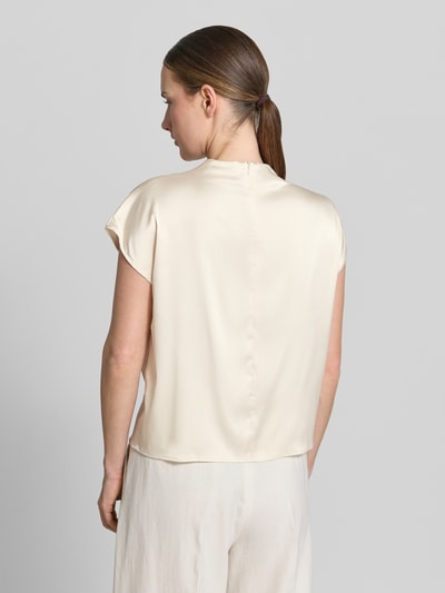 Vrouwenmodel draagt Blusenshirt met ronde hals en kapmouwen van Zero, materiaalmix met stretch, recht model, ruglengte maat 36: 56 cm, Ganzkörperansicht Rückansicht.