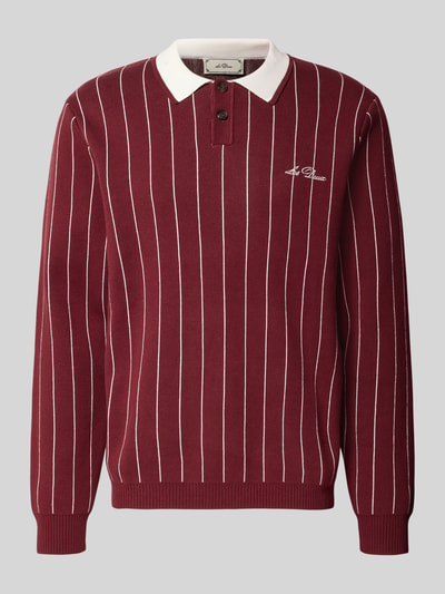 Produktfoto, Regular Fit Poloshirt mit Logo-Stitching von Les Deux in Bordeaux mit weißen Streifen, reine Baumwolle, Polokragen, gerippte Abschlüsse, kurze Knopfleiste, Rückenlänge bei Größe M 68 cm