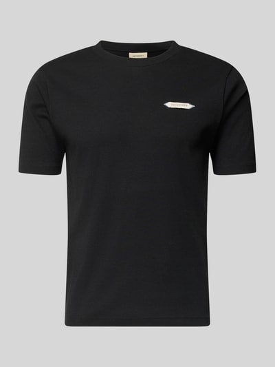 Produktfoto, zwart slim fit t-shirt uit elastische katoenmix Model 'L’ATELIER' van RETERNITY, labelpatch, ruglengte maat M 64 cm