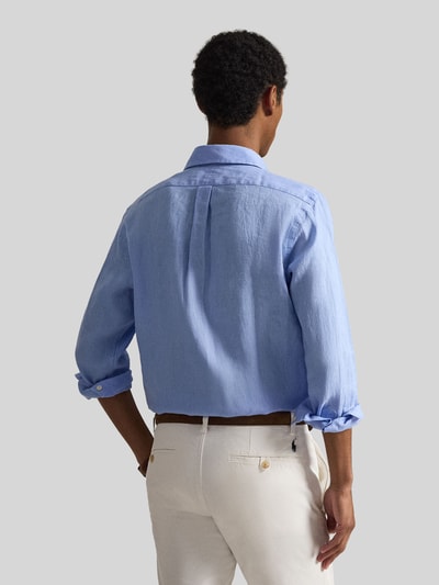 Männermodel trägt Slim Fit Freizeithemd aus reinem Leinen von Polo Ralph Lauren in Hellblau, Optik: Unifarben, Ganzkörperansicht Rückansicht.