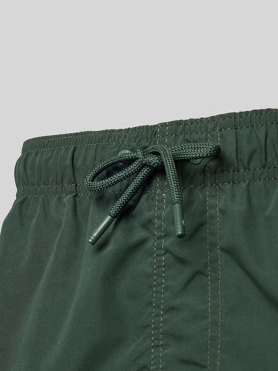Produktfoto, Badehose mit Label-Patch Modell 'Mike' von Shiwi in Dunkelgrün, elastischer Bund mit Kordelzug, Gesäßleistentasche, Loose Fit