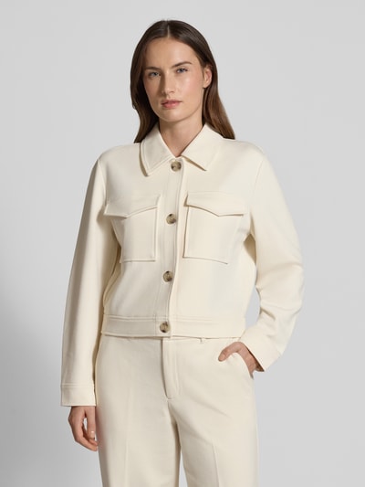 Vrouwenmodel draagt Relaxed Fit Hemdjacke met Viskose-Anteil van s.Oliver RED LABEL in effen crème, zachte stof, borstzakken, lange mouwen, elastische zoom, knoopsluiting, voorkant geheel zichtbaar, opname van voren.