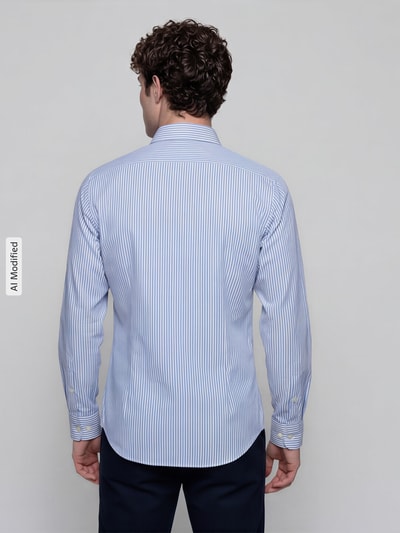 Männermodel trägt Slim Fit Business-Hemd mit Kentkragen von Jake*s, feine blaue Streifen, reine Baumwolle, Ganzkörperansicht Rückansicht.