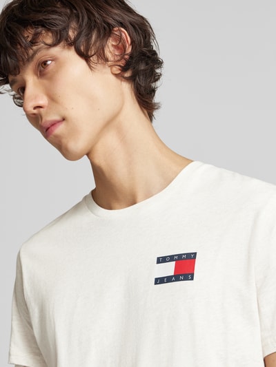 Tommy Jeans T-shirt z nadrukiem z logo Złamany biały melanż 3