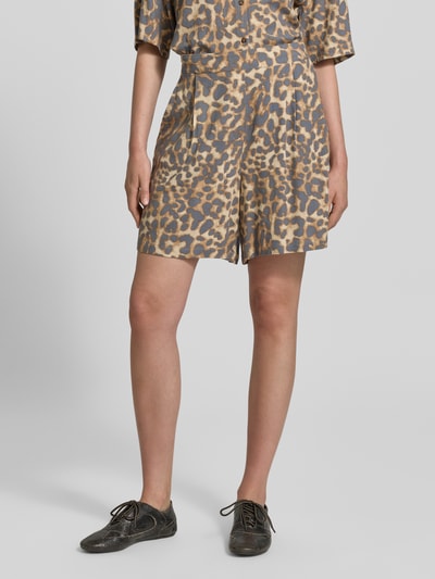Frauenmodel trägt Regular Fit Shorts aus Viskose-Mix mit Allover-Animal-Print von Jake*s Casual, Leinen-Viskose-Anteil, Gesäßtasche, Ganzkörperansicht von vorne.