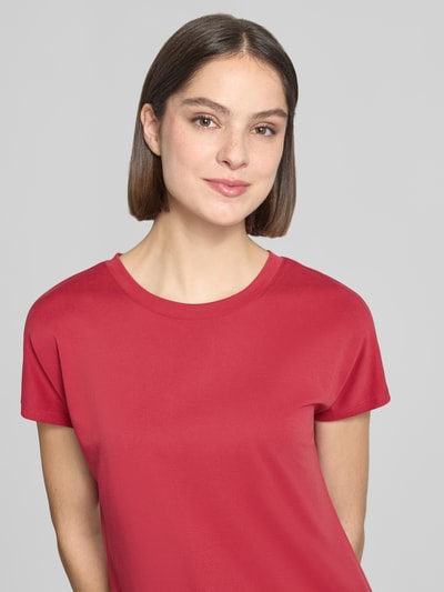 Frauenmodel trägt T-Shirt aus Modal-Mix mit Rundhalsausschnitt von Jake*s Collection in Rot, glatte Oberfläche, Regular-Fit, Nahaufnahme Oberkörper. Rückenlänge bei Größe S: 58 cm.