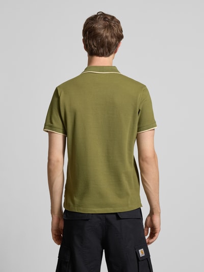 Męski model nosi Regular Fit Koszulkę polo z wyhaftowanym logo Model 'Hedin' od Blend, bawełna, krótki rękaw, długość tyłu 71 cm, Ganzkörperansicht Rückansicht.