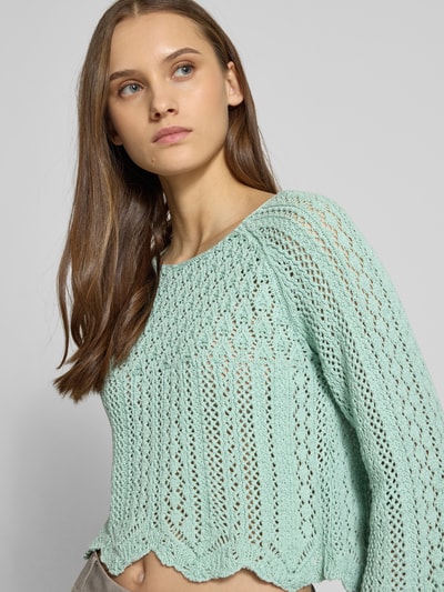 Frauenmodel trägt Cropped Pullover aus Baumwoll-Mix Modell 'NOLA' von ONLY, Optik: Unifarben, Grobstrick, Regular-Fit, Rundhals, 3/4-Arm, Nahaufnahme Oberkörper.