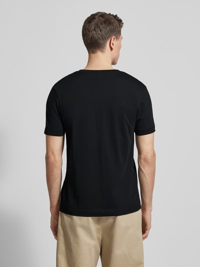 Männermodel trägt Regular Fit T-Shirt aus reiner Baumwolle von Tom Tailor, unifarben schwarz, kurzarm, Jersey, Ganzkörperansicht Rückansicht