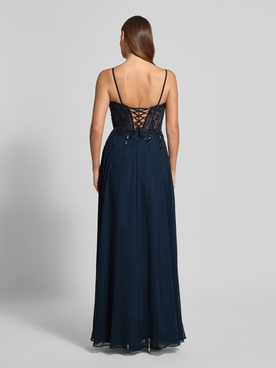 Frauenmodel trägt Abendkleid mit Perlen und Pailletten von Luxuar in Dunkelblau, Chiffon, A-Linie, Corsagenkleid, Maxi, Ganzkörperansicht Rückansicht