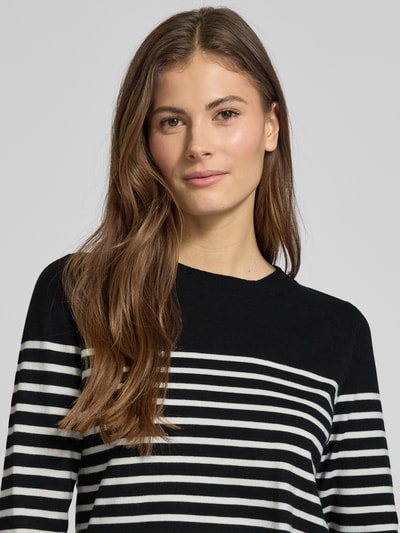 Kobiece model prezentuje Regular Fit Strickpullover aus Viskose-Mix od s.Oliver RED LABEL, wzór na całej powierzchni, krój regular fit, dekolt okrągły, długi rękaw, zakończenia prążkowane, wykończenie materiału: dzianina, mieszanka wiskozy, czarno-białe paski, ujęcie: zbliżenie górnej części ciała.