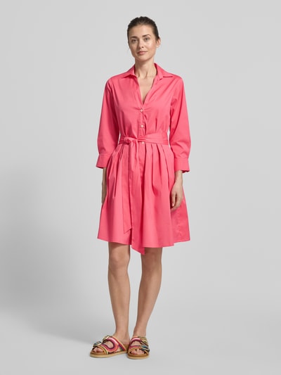 Vrouwenmodel draagt Hemdblusenkleid mit Bindegürtel Modell 'JULE' van 0039 Italy in roze, A-lijn, knielengte, katoenmix met stretch, V-hals, lange mouw, vooraanzicht volledige lichaamsopname.
