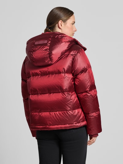 Männermodel trägt Regular Fit Jacke mit Daunen-Feder-Füllung Modell 'Jilly' von MOS MOSH, Z efektem pikowania, kaptur z tunelem, Długość tyłu w rozmiarze S: 62 cm, szerokość ramion w rozmiarze S: 47 cm, szerokość klatki piersiowej w rozmiarze S: 54 cm, długość rękawów w rozmiarze S: 65 cm, widok całej sylwetki z tyłu.