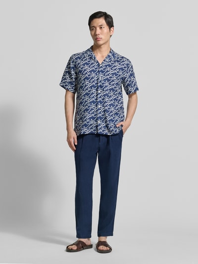 Männermodel trägt Tapered Fit Leinenhose mit steekzakken van MCNEAL, zuiver linnen, tapered fit, bandwijdte maat M 45 cm, binnenbeenlengte maat M 76 cm, paspelzakken achter, ganzkörperansicht van voren