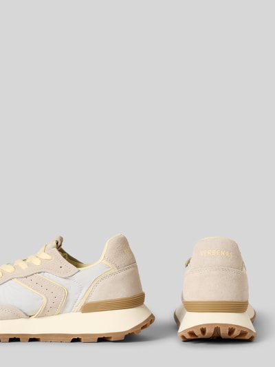 Produktfoto, Sneaker mit Label-Details Modell 'CLODETTE TESSALI' von Verbenas in Beige mit weißen Akzenten, profilierter Sohle, neutraler Hintergrund.